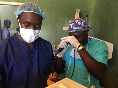 Met KNO-arts Niels van Heerbeek in gesprek over het begin en de missie van de stichting